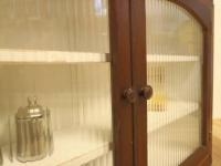【SOLD OUT】　理容　美容室　店舗家具　『モールガラス入りのスリムな木製飾り棚』