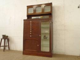 【SOLD OUT】　理容　美容室　店舗家具　『古いデンタルケビント　陳列棚』