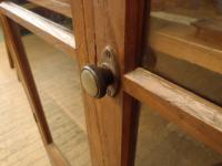 【SOLD OUT】　理容　美容室　店舗家具　『波ガラスの木製キャビネット』