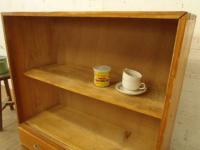 【SOLD OUT】　理容　美容室　店舗家具　『風合いあるレトロな木製飾り棚』