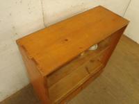 【SOLD OUT】　理容　美容室　店舗家具　『風合いあるレトロな木製飾り棚』