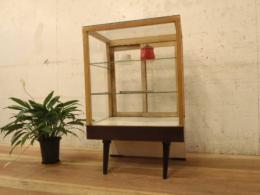【SOLD OUT】　理容　美容室　店舗家具　『小振りな木枠ガラスケース』